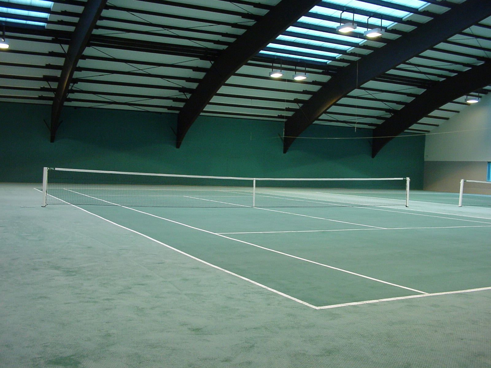 Court 1 der Tennishalle Westerheim mit Netz und Spielfeldlinien