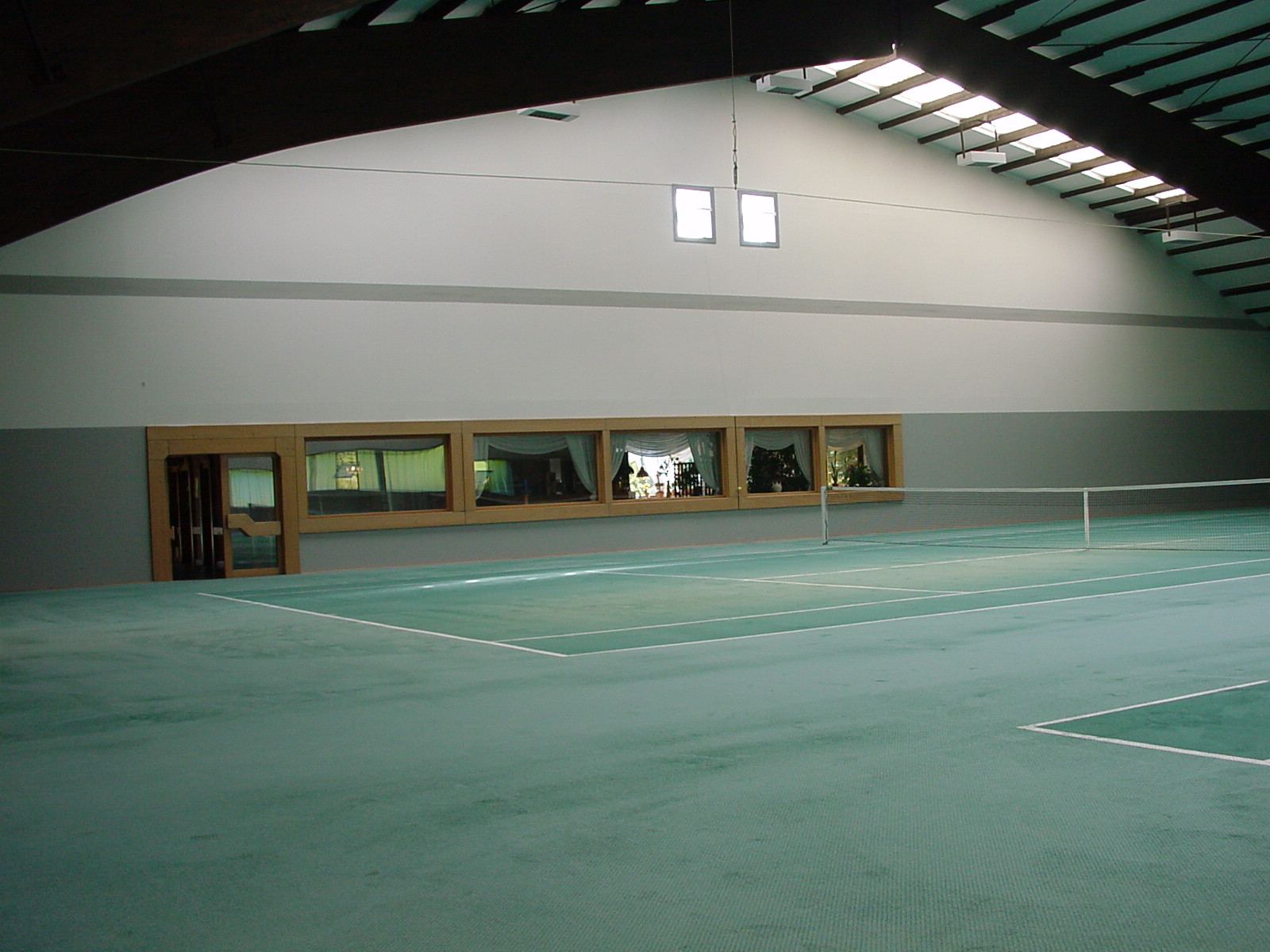 Eingang und Lounge-Bereich des Alb-Tennis-Centers Westerheim